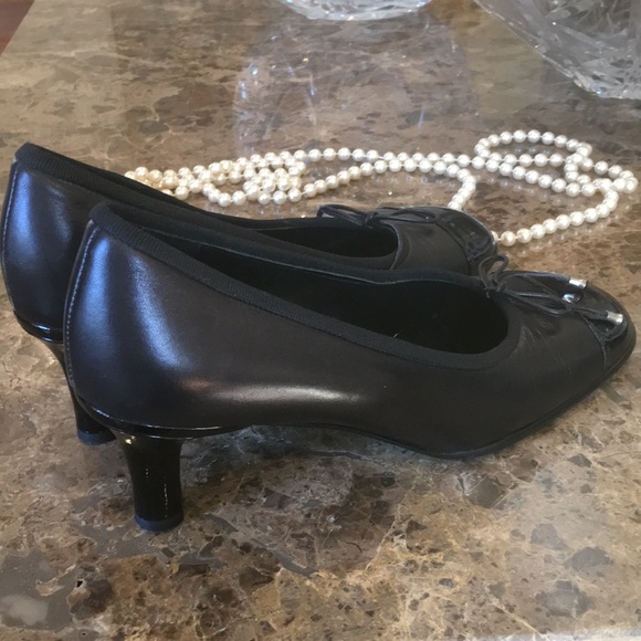 CHANEL Black Leather Cap Toe Bow Low Heel Pumps size EU 38 US 7.5 - Picture 3 of 16